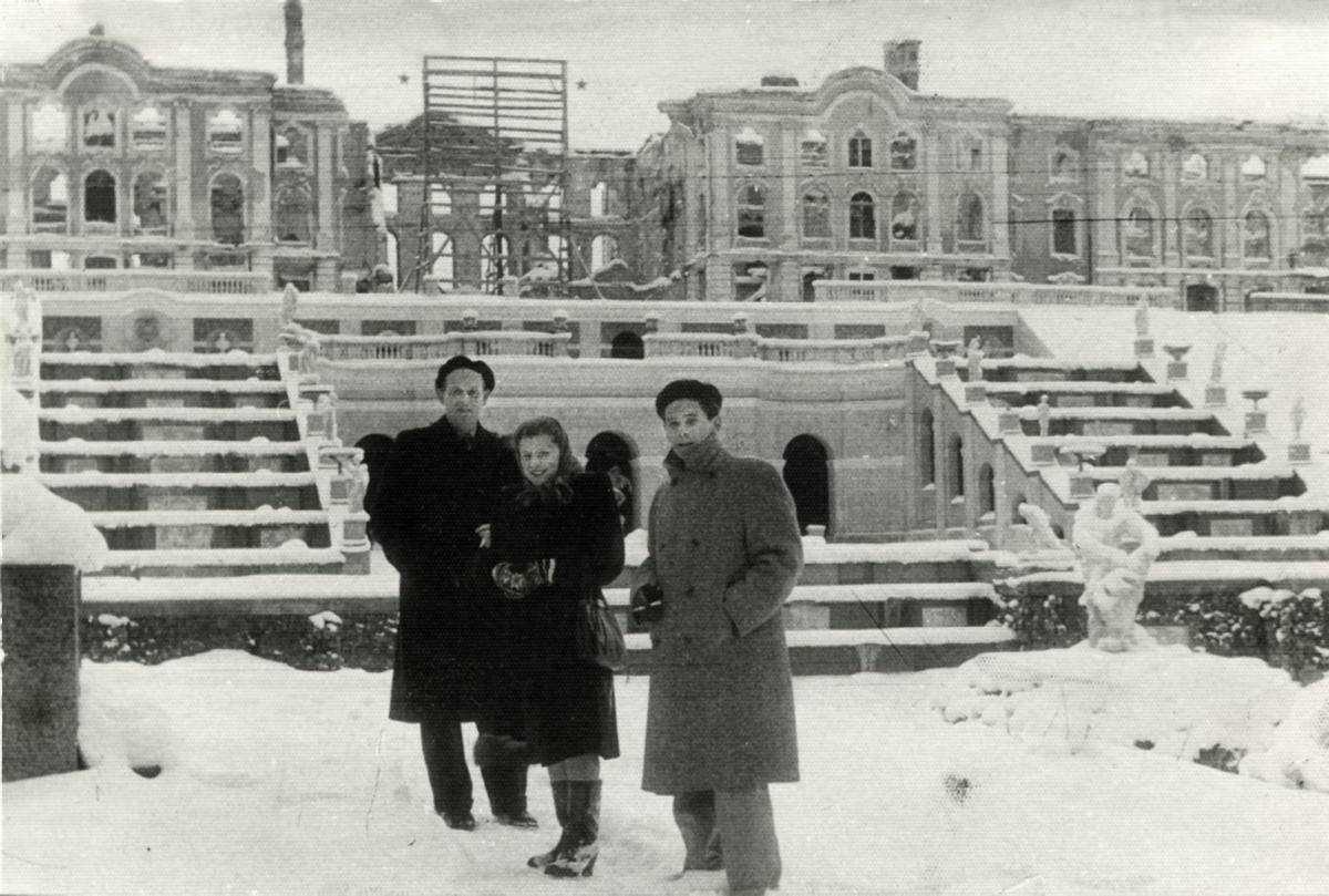 Sigurd Evensmo (foran) sammen med andre norske journalister på reprotasjetur i Sovjetunionen. Fotografert foran ruinene av tsjarslottet i Peterhof utenfor Leningrad desember 1947