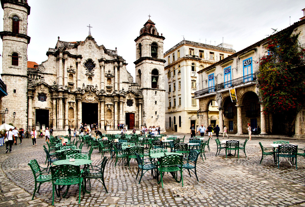 Det er ikke alltid fullt foran denne katedralen i Havana, men det er ventet at mindre strenge reiserestriksjoner vil føre til mye mer turisme fra USA til Cuba. 