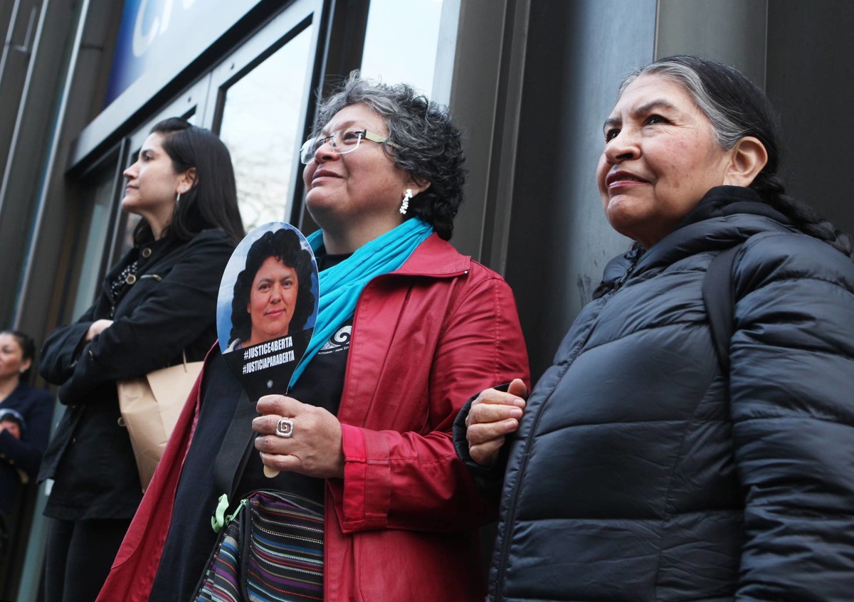 Kvinner fra ulike urfolksamfunn var tilstede på minnemarkeringen til aktivist Berta Caceres i New York. President for Chirapaq, en organisasjon for urfolk i Peru, Tarcila Rivera Zea, til høyre. Foto: Julie Evensen