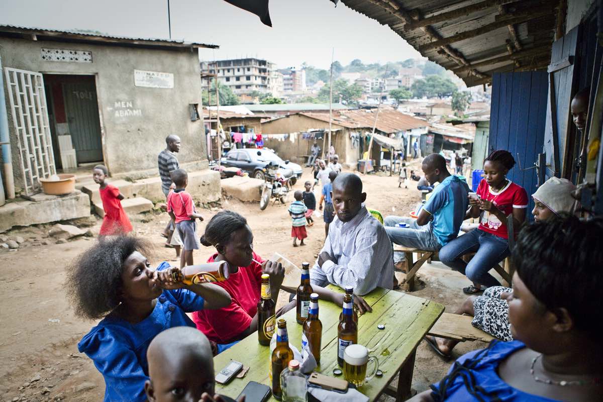 Slummen har hundrevis av lokale barer der salg av sex skjer åpent døgnet rundt. Foto: Sofi Lundin