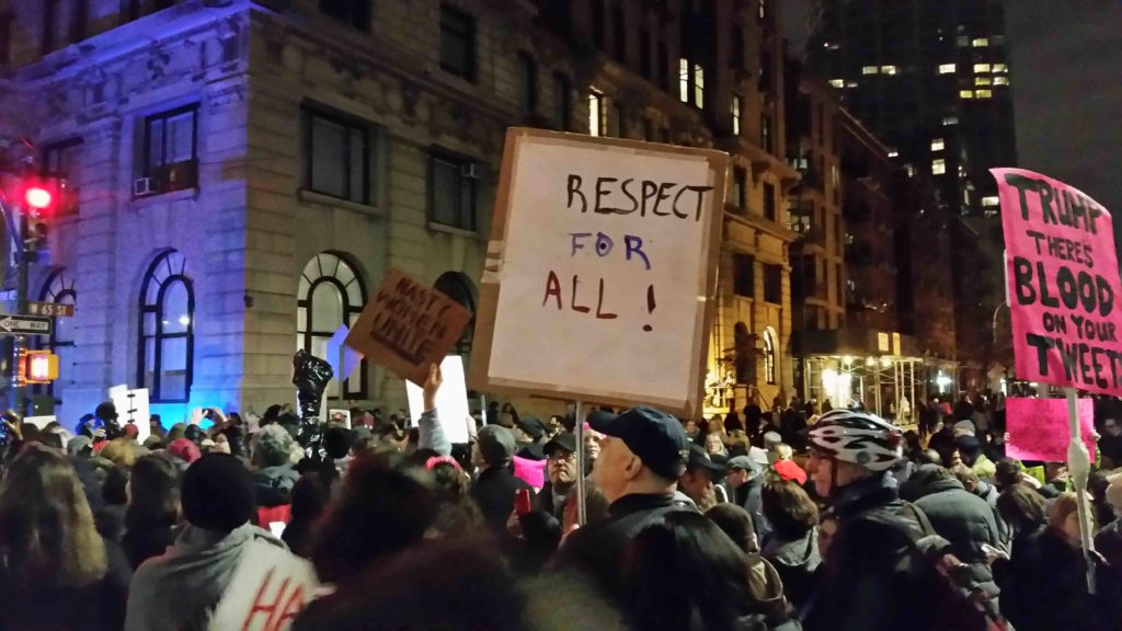 Fra en demonstrasjon mot Donald Trump, som artikkelforfatteren deltok på nylig. Foto: Privat. 