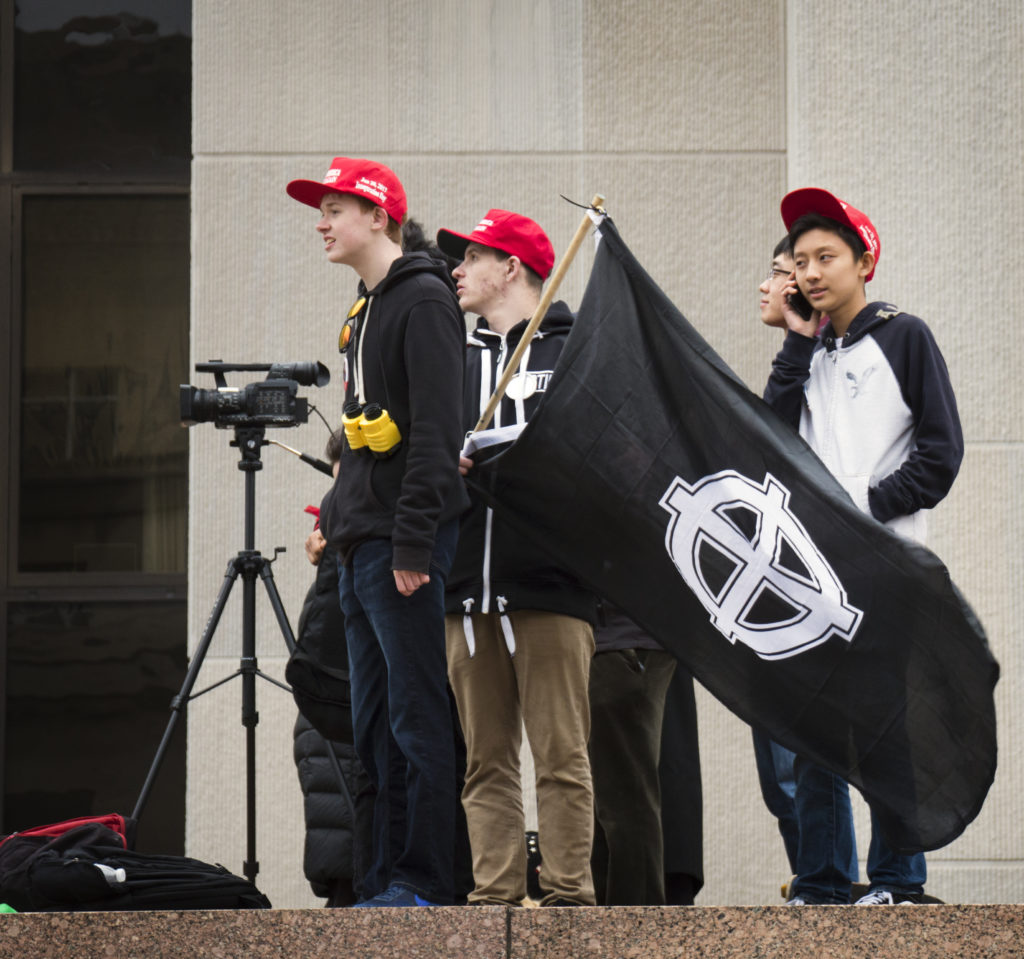 Flagger: en gruppe unge Trumpsupportere med et flagg med et keltisk kors, et nynazistisk symbol. Bilde: Mattias Lundblad.