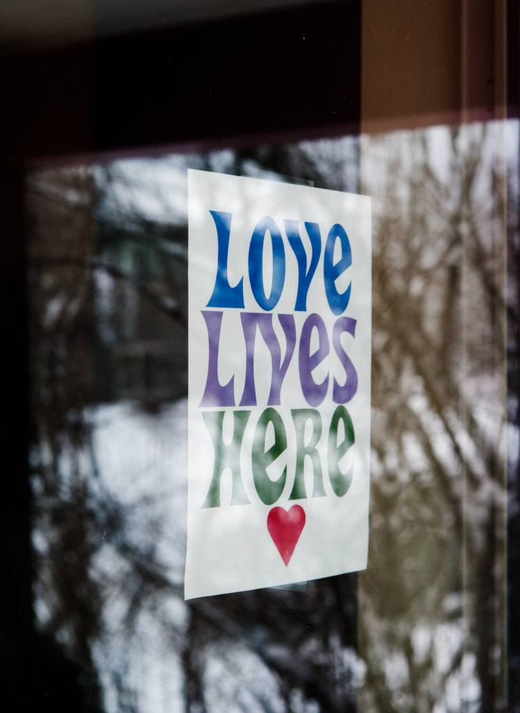 Støtteerklæring: Klistremerket til organisasjonen Love Lives Here finnes i mange butikkvinduer i Flathead-området, til støtte for minoriteter utsatte av høyreekstremister. Foto: Mattias Lundblad. 