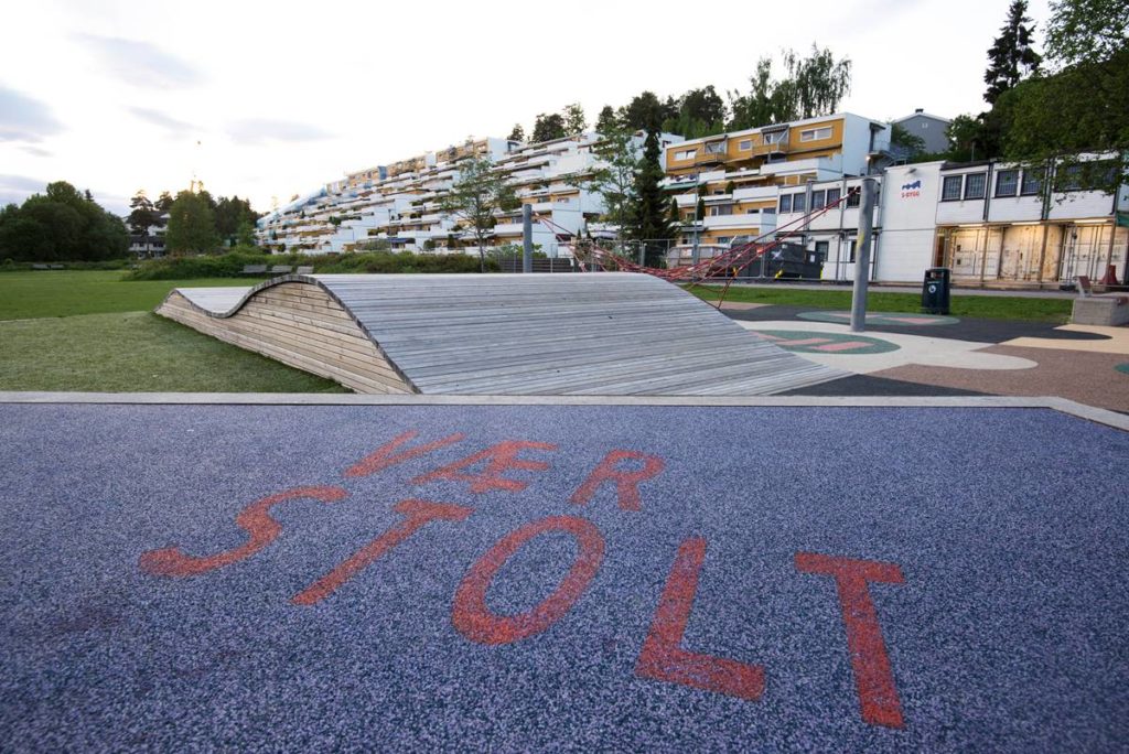 Lekeplassen minner barn og foreldre om å være stolte av Holmlia. Foto: Karstein Alvestad Skogseth