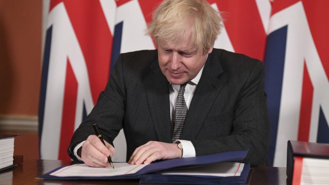 Boris Johnson signerer handelsavtalen med EU
