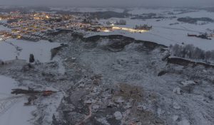 Bilde tatt med drone av området der et stort leirskred ødela flere boliger på Ask i Gjerdrum onsdag 30. desember.