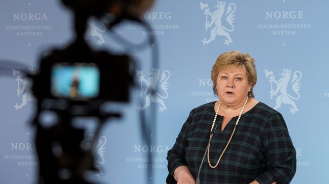 Statsminister Erna Solberg møter pressen på Statsministerens kontor tirsdag kveld.