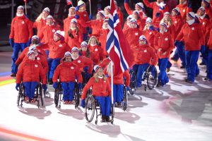 PYEONGCHANG, SØR-KOREA 20180309. Birgit Skarstein er flaggbærer for Norge under åpningsseremonien i Paralympics i Pyeongchang fredag. Foto: Jessica Gow/TT / NTB