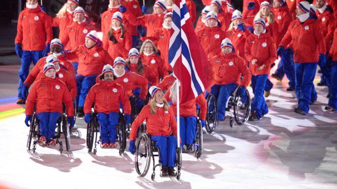 PYEONGCHANG, SØR-KOREA 20180309. Birgit Skarstein er flaggbærer for Norge under åpningsseremonien i Paralympics i Pyeongchang fredag. Foto: Jessica Gow/TT / NTB
