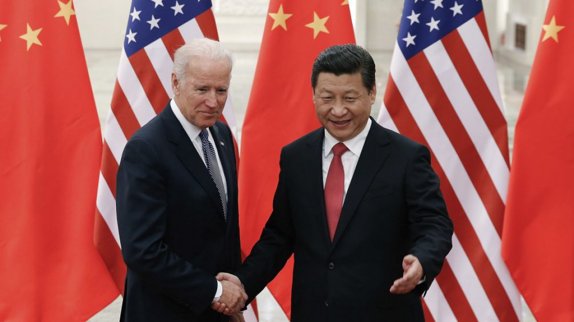 Kinas president Xi Jinping, right, og daværende visepresident i USA, Joe Biden i Beijing i 2013.