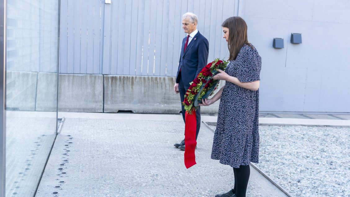 Oslo 20210501. AUF - leder Astrid Hoem og partileder Jonas Gahr Støre legger ned krans ved 22. juli-minnesmerket i regjeringskvartalet. Foto: Terje Pedersen / NTB