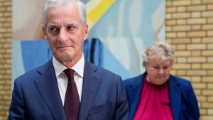 Statsminister Jonas Gahr Støre i forgrunnen, med Høyre-leder Erna Solberg i bakgrunnen, ute av fokus