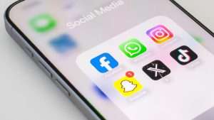 En telefon med sosiale medier-apper