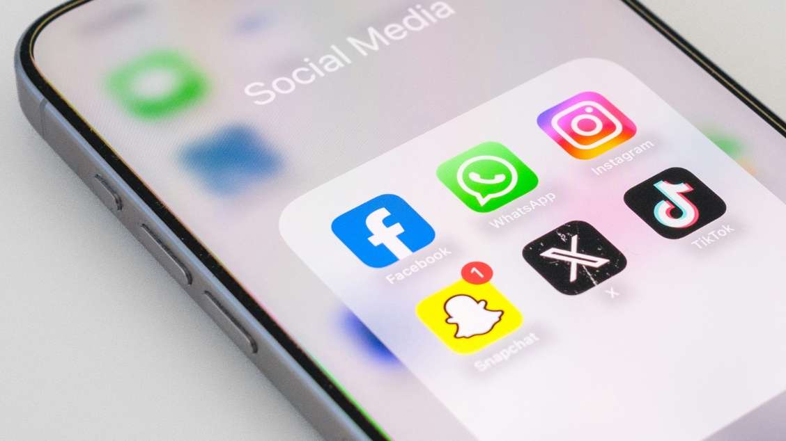 En telefon med sosiale medier-apper
