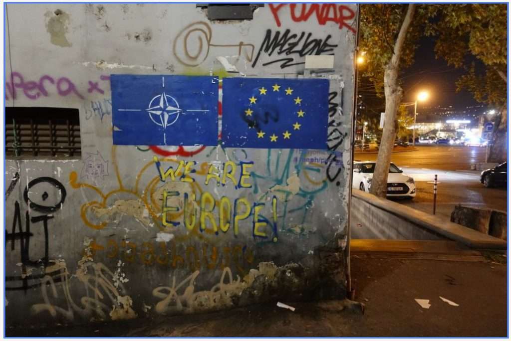 At Georgia ønsker å bli medlem av Nato er nedfelt i grunnloven. Grafittien i byen viser at diskusjonen går friskt. Foto: Katarina Goldfain Johnsen