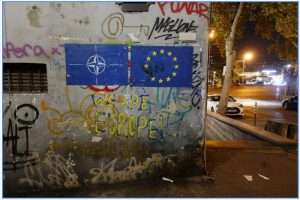 At Georgia ønsker å bli medlem av Nato er nedfelt i grunnloven. Grafittien i byen viser at diskusjonen går friskt. Foto: Katarina Goldfain Johnsen