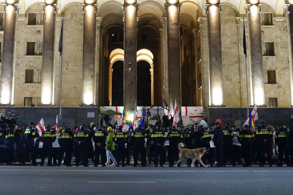 Politiet blokkerer demonstranter fra å gå ut i veien utenfor parlamentet etter 339 dager med kontinuerlige protester. Foto: Katarina Goldfain Johnsen