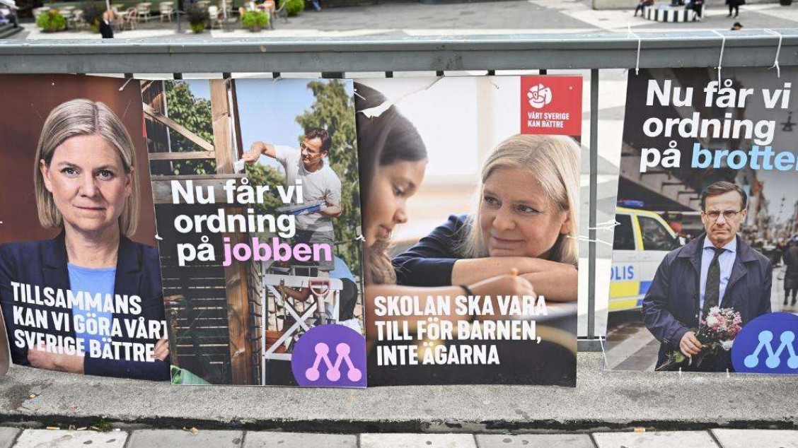 Valgplakater for Socialdemokraterna med Magdalena Andersson og Moderaterna med Ulf Kristersson før valget i 2022.