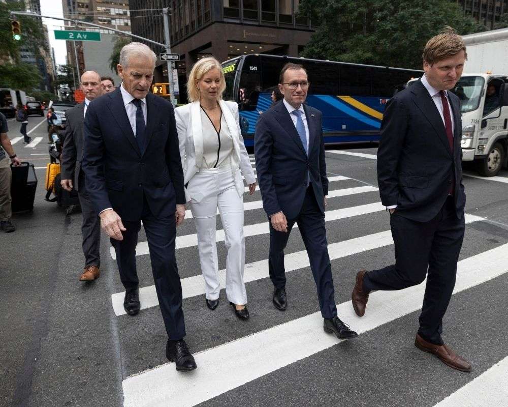 Statsminister Jonas Gahr Støre, miljøvernminister Sigrun Aasland, utenriksminister Espen Barth Eide og utviklingsminister Åsmund Aukrust og utenfor FN-bygget.