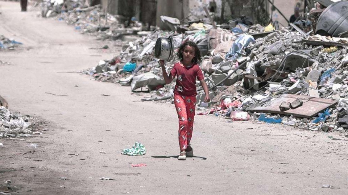Jente på Gaza på leting etter mat.