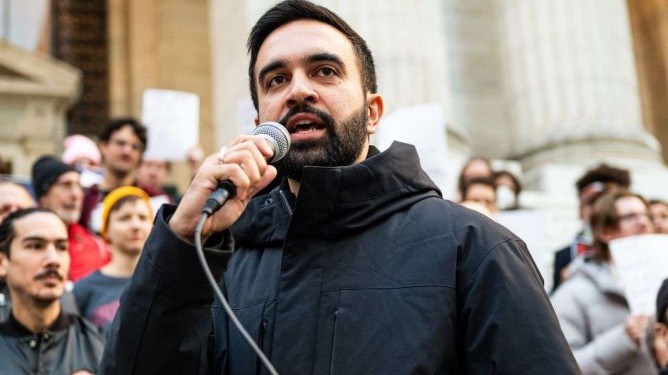 New Yorks borgermester Zohran Mamdani på «Resist Fascism»-demonstrasjonen i Bryant Park 27. oktober 2024.