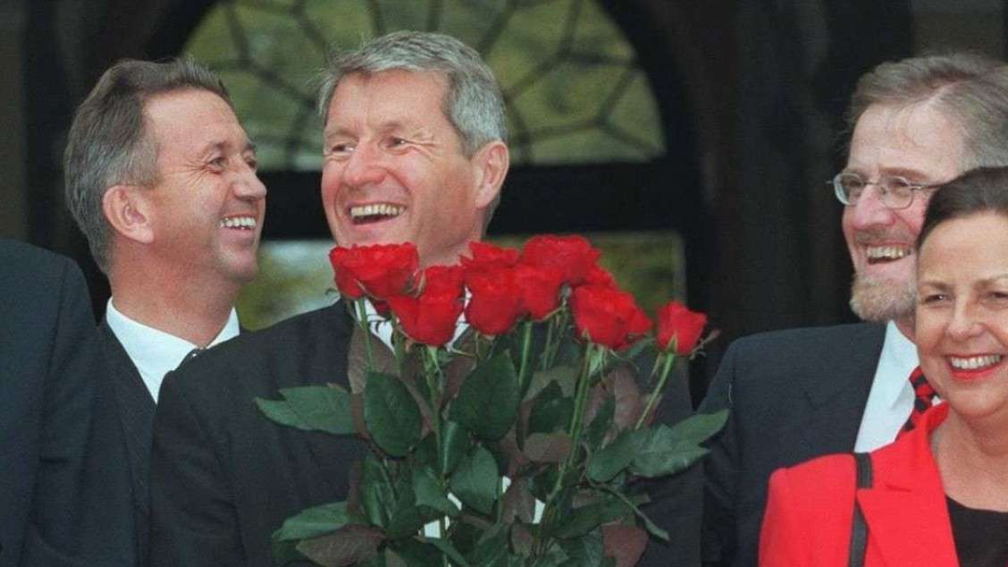 Regjeringen Brundtland (Ap.) går av, regjeringen Jagland (Ap.) overtar. Statsminister Thorbjørn Jagland (m. roser) på Slottsplassen med noen av sine ministre f.v. Bjørn Tore Godal,Terje Rød-Larsen, Gudmund Hernes, Grete Knudsen.