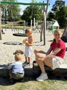 Vilde Bratland Hansen med barna sine
